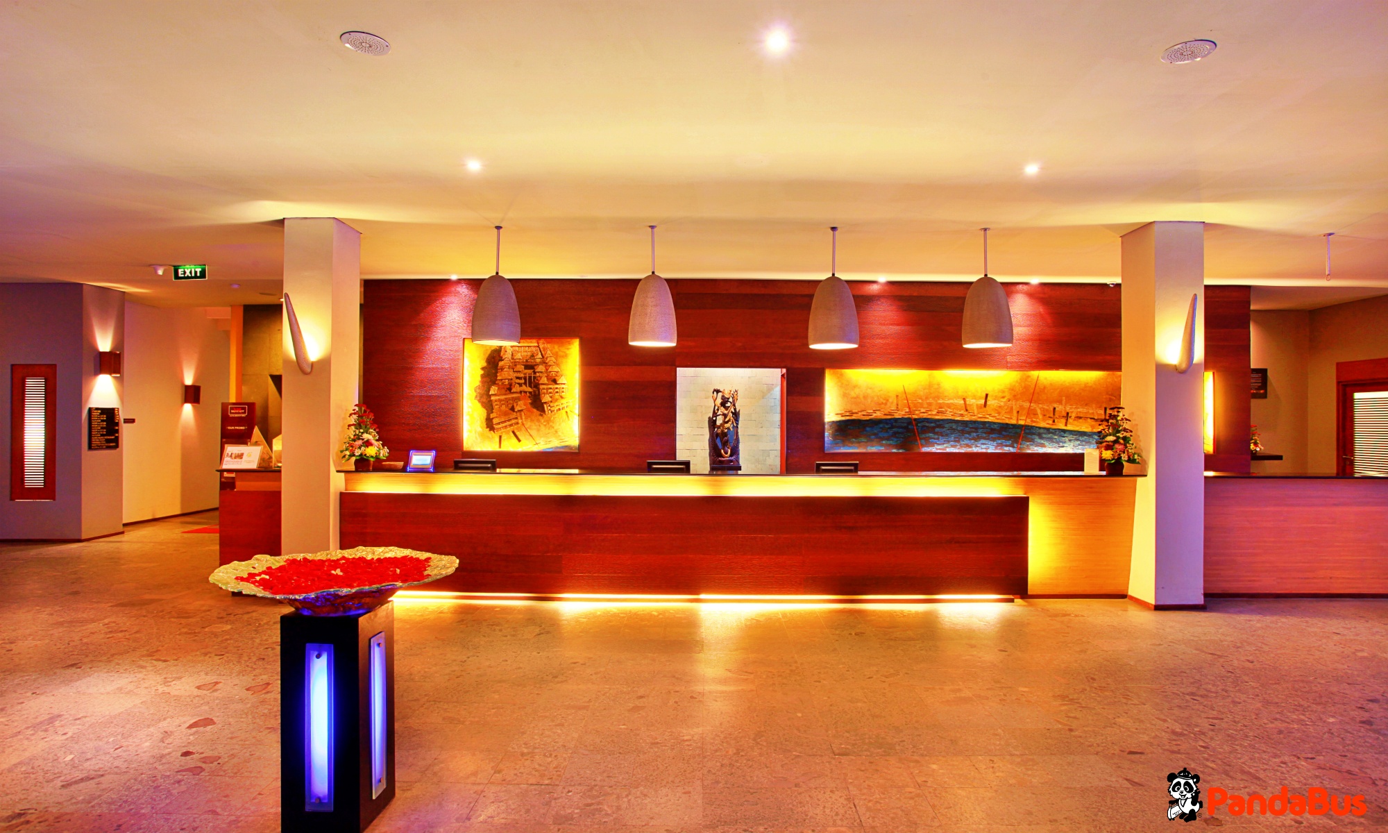 日本語ガイドがホテルにお出迎え、ウルワツへ。